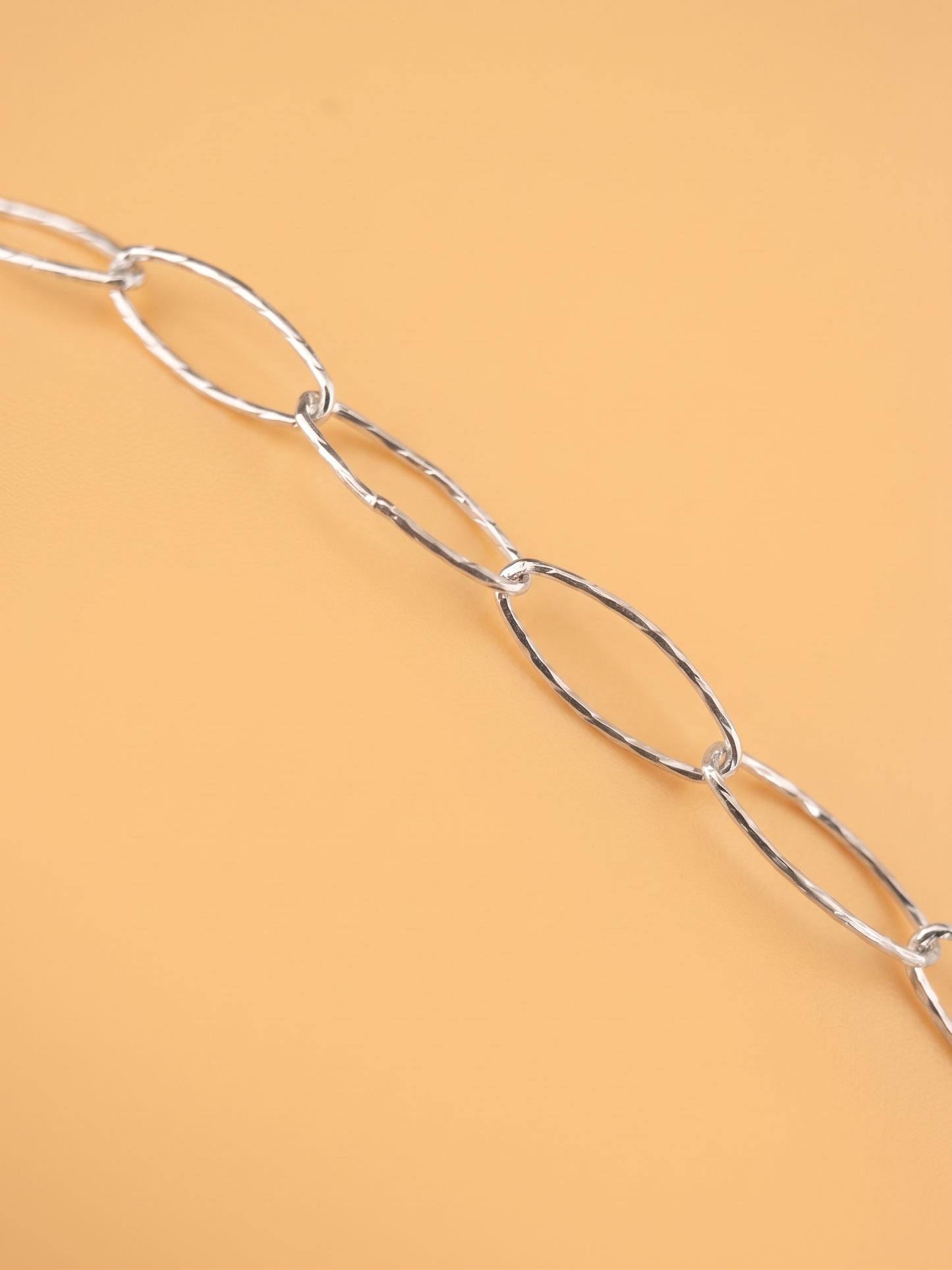 oval clip neck